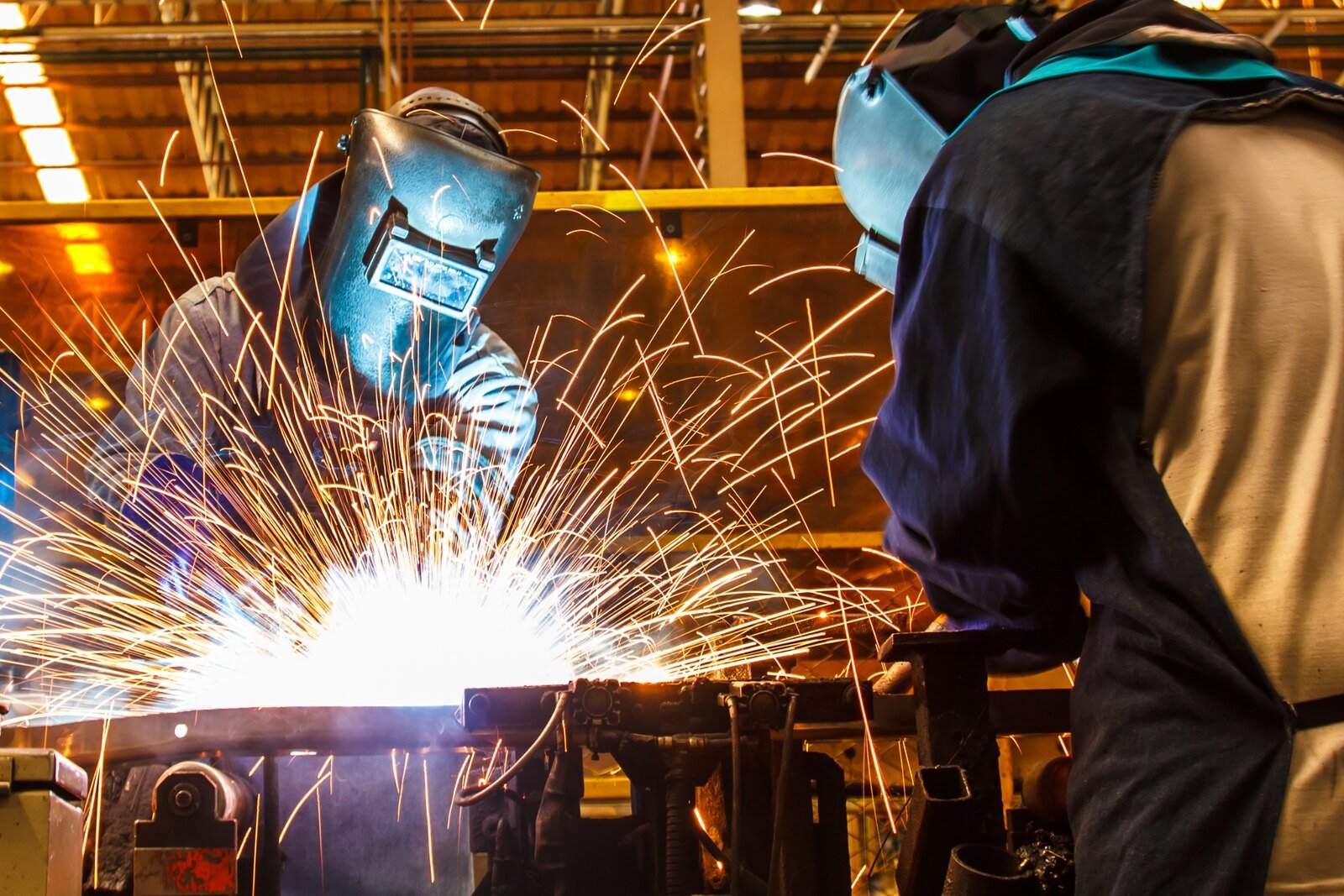 Cobot mobile en cellule de production automobile manipulant une transmission.